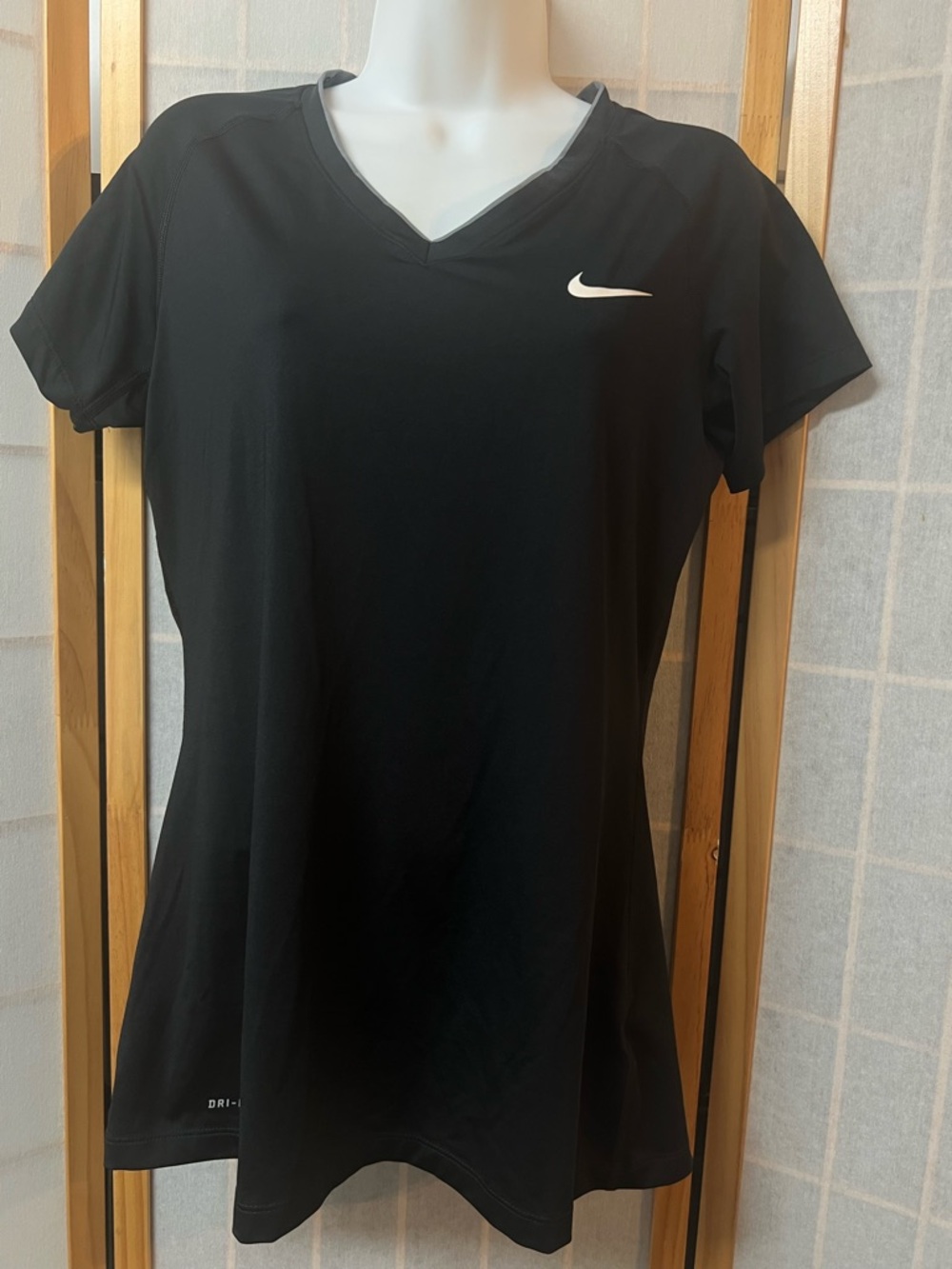 NIKE PRO Dri-Fit Black Short Sleeve V-Neck Athletic Top Women’s Size Large Gym